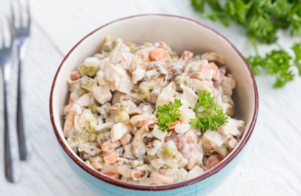 Салат с маринованными грибами